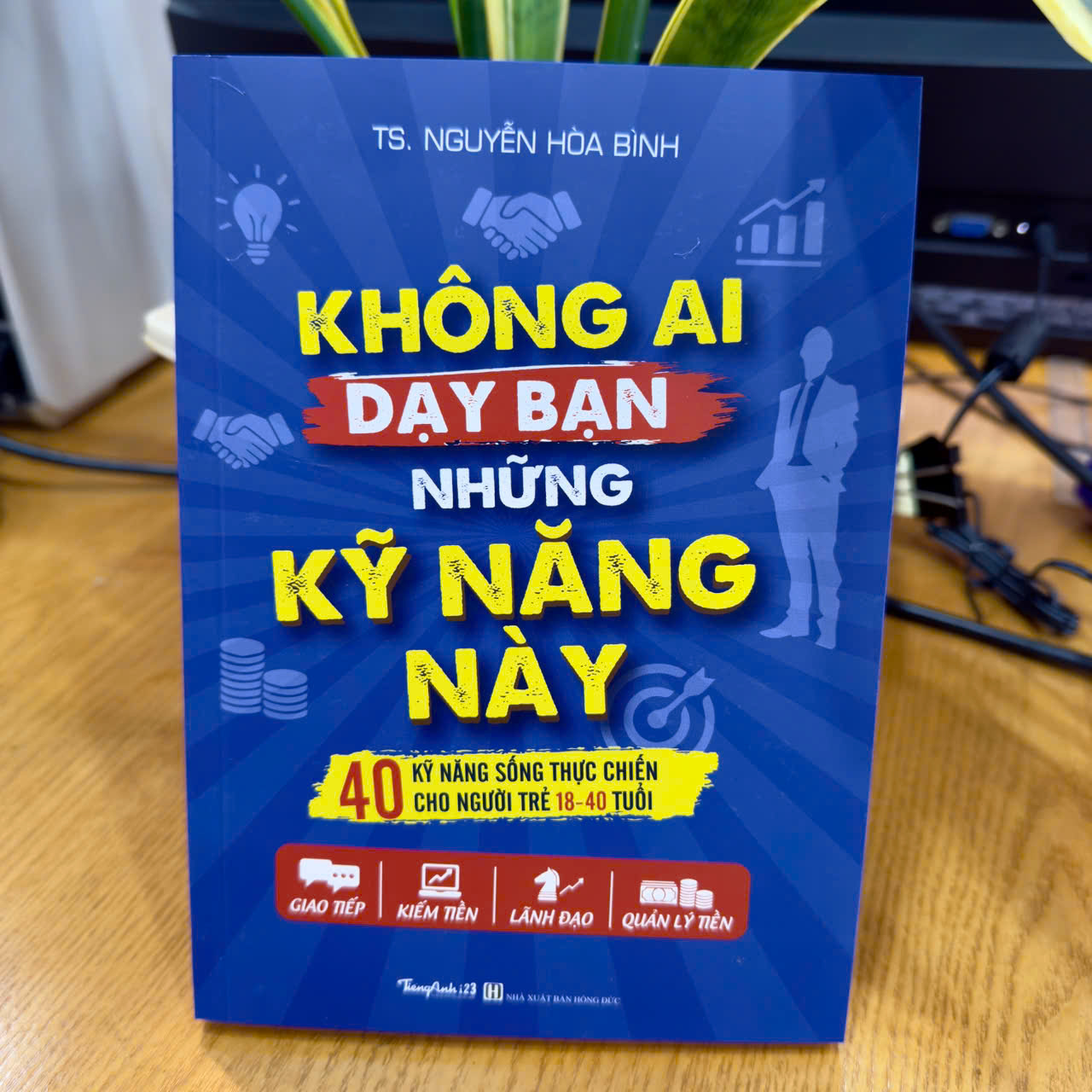 Bìa sách Không ai dạy bạn những kỹ năng này